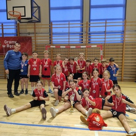 Kolejna odsłona turnieju „𝗚𝗿𝗮𝗺𝘆 𝘄 𝗥𝗲̨𝗰𝘇𝗻𝗮̨” za nami! 🤾‍♂️🤾‍♀️ 22.11.2025 Radzymin