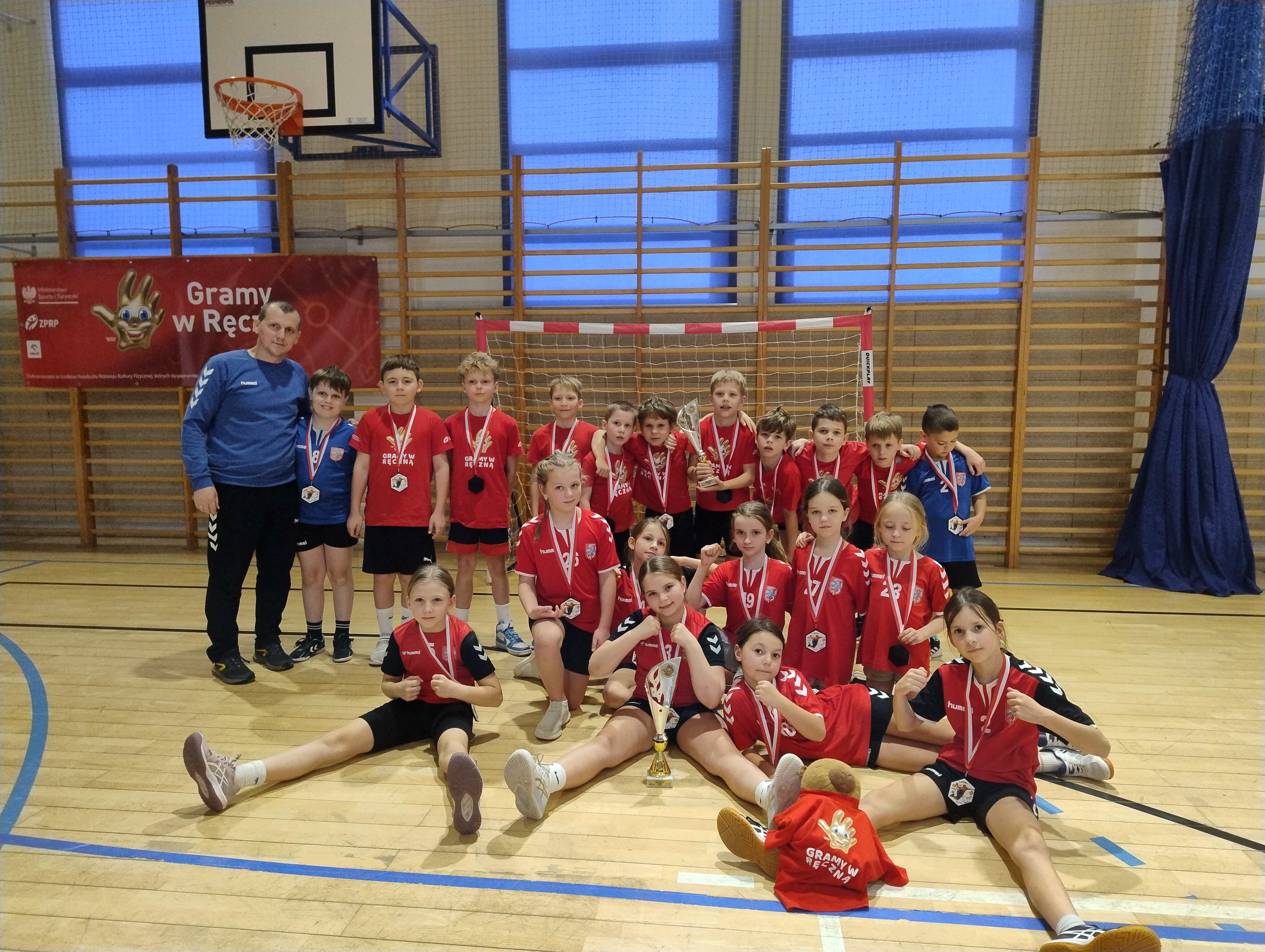 Kolejna odsłona turnieju „𝗚𝗿𝗮𝗺𝘆 𝘄 𝗥𝗲̨𝗰𝘇𝗻𝗮̨” za nami! 🤾‍♂️🤾‍♀️ 22.11.2025 Radzymin