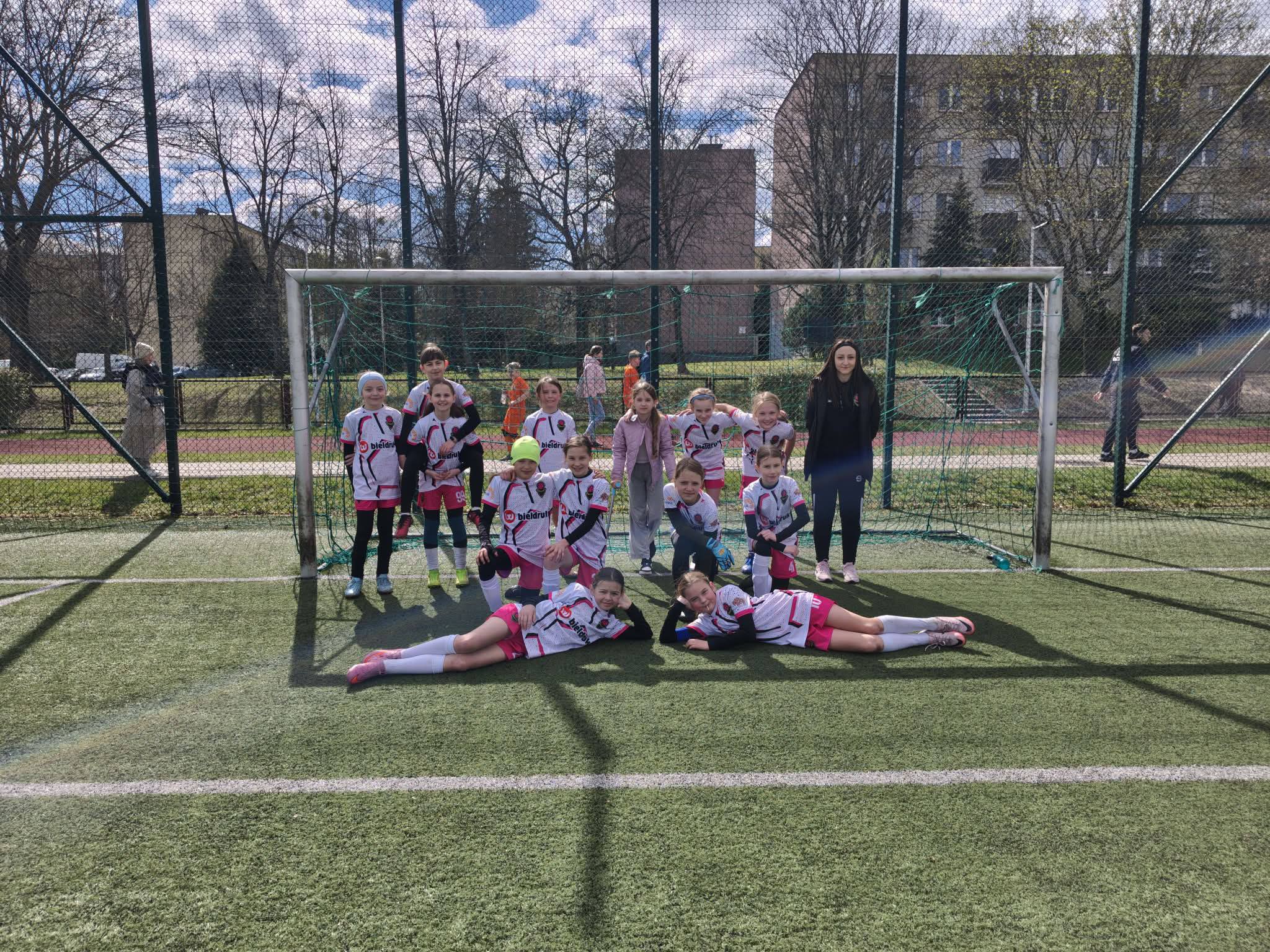 Kolejne zmagania Orliczek w Lidze Orlika E2 z chłopcami